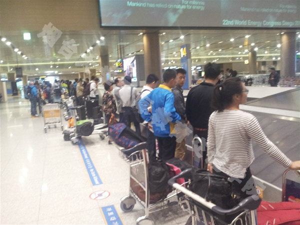韩国仁川机场学生等待行李中1